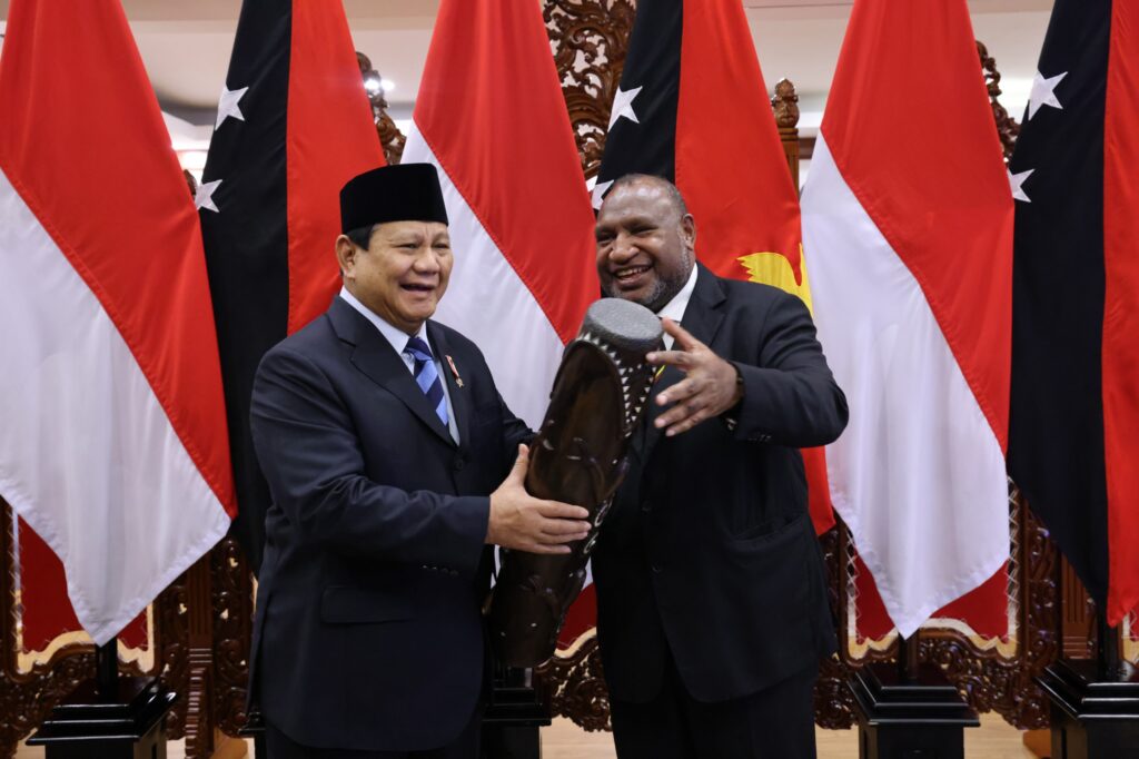 Heartwarming Moments as Prabowo Subianto Says Goodbye to the Prime Minister of Papua New Guinea After a Visit to the Ministry of Defense