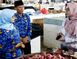 ASN Diminta Menggeliatkan Perekonomian dengan Berbelanja di Pasar Tradisional oleh Bupati Blitar