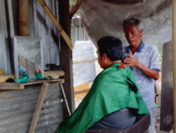 Kisah Pak Ikhlas, Pemilik Salon Potong Rambut “Seikhlasnya” di Jember