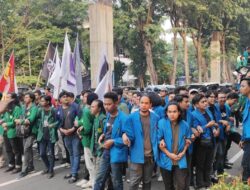 Mahasiswa berkonflik dengan polisi setelah Sidang Paripurna DPR