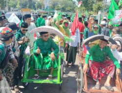 Paslon BERBAKTI Diiringi Ribuan Masyarakat Naik Becak Daftar ke KPU Pamekasan