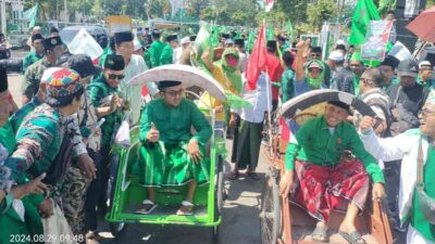 Paslon BERBAKTI Diiringi Ribuan Masyarakat Naik Becak Daftar ke KPU Pamekasan