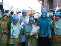 Bupati Ipuk Bergembira Ikuti Lomba Agustusan Bersama Ibu-Ibu Desa Labanasem