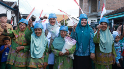 Bupati Ipuk Bergembira Ikuti Lomba Agustusan Bersama Ibu-Ibu Desa Labanasem