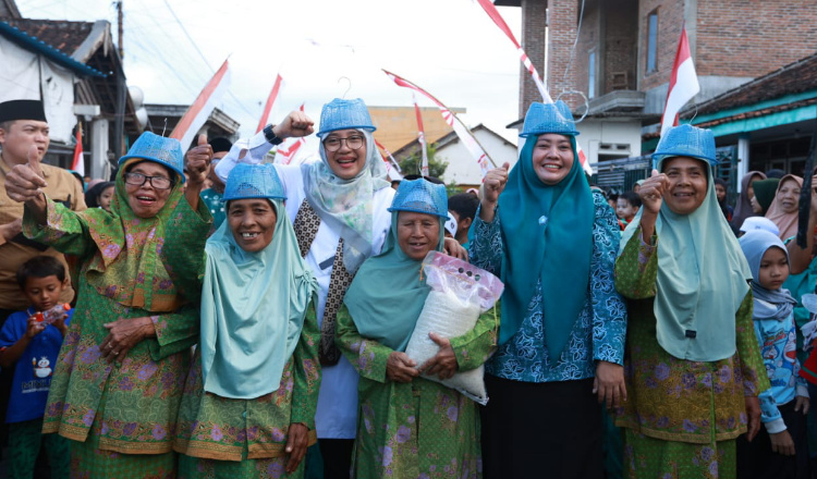 Bupati Ipuk Bergembira Ikuti Lomba Agustusan Bersama Ibu-Ibu Desa Labanasem