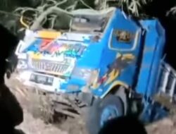 Mobil Derek Terjun ke Jurang 30 Meter saat Menolong Truk