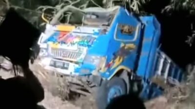 Mobil Derek Terjun ke Jurang 30 Meter saat Menolong Truk