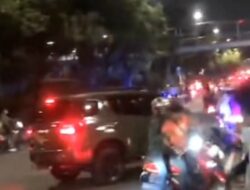 Aksi Balap Liar Motor Viral: Ditabrak Dua Mobil TNI