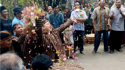 Berta Banjarnegara: Warga Berebut Uang Koin Saat Tradisi Ruwat Bumi, Tumplek Blek!