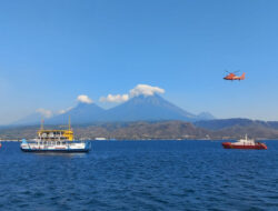 Latihan Evakuasi Kapal Terbakar di Selat Bali Berlangsung Dramatis, Basarnas Menyelamatkan Korban dengan Sempurna Menggunakan Helikopter