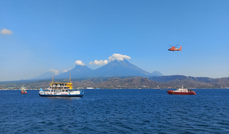 Latihan Evakuasi Kapal Terbakar di Selat Bali Berlangsung Dramatis, Basarnas Menyelamatkan Korban dengan Sempurna Menggunakan Helikopter