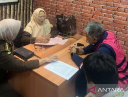 Kejati menyerahkan enam tersangka kasus korupsi dana pensiun PT BA