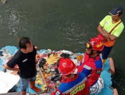 Evakuasi Jasad Bayi oleh Gulkarmat Jakpus di Saluran Utan Kayu Jakpus