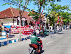 Pembeli Membanjiri Penjual Bendera di Sampang Menjelang 17 Agustus