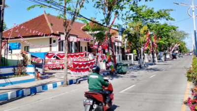 Pembeli Membanjiri Penjual Bendera di Sampang Menjelang 17 Agustus