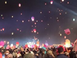 DCF 2024 Diramaikan oleh Musik Jazz Di Atas Awan, Langit Dieng Tiba-tiba Dipenuhi oleh Ribuan Lampion Berbagai Warna