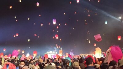 DCF 2024 Diramaikan oleh Musik Jazz Di Atas Awan, Langit Dieng Tiba-tiba Dipenuhi oleh Ribuan Lampion Berbagai Warna