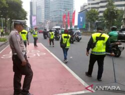 Polisi memeriksa jalan dengan paku tajam untuk kelancaran perjalanan Paus