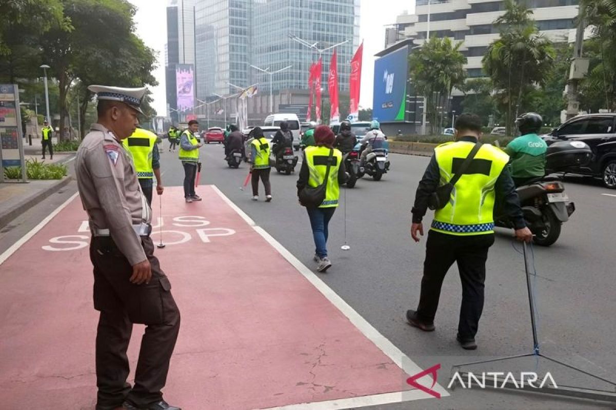 Polisi memeriksa jalan dengan paku tajam untuk kelancaran perjalanan Paus