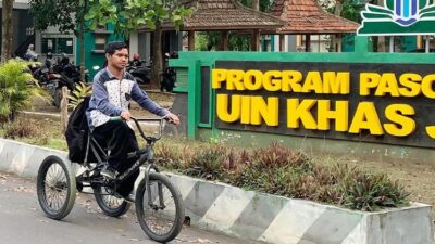 Kisah Perjuangan Feri, Mahasiswa Difabel Cerebral Palsy: Rutin Bersepeda 2 Kilometer ke Kampus Setiap Hari