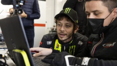 Valentino Rossi Menyaksikan Tim dan Murdinya Dikalahkan oleh Marc Marquez di Italia