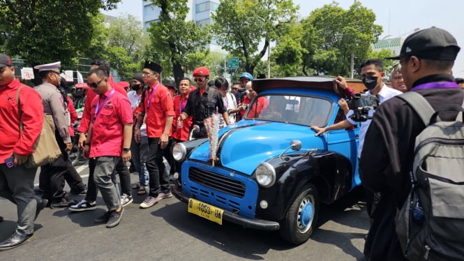 Rano Karno dan Pramono Anung Membawa Si Doel dengan Oplet ke KPU untuk Dijual