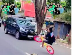 Bocah Beraksi Nekat Naik Sepeda Sambil Melakukan Akrobat di Jalan, Nyaris Terjadinya Tabrakan dengan Mobil