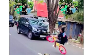 Bocah Beraksi Nekat Naik Sepeda Sambil Melakukan Akrobat di Jalan, Nyaris Terjadinya Tabrakan dengan Mobil