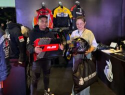 Presiden Jokowi Membeli Jaket Motor dan Mendapatkan Helm Gratis