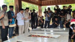 Pertama Hari Kampanye, RK-Suswono Berkunjung ke Makam Benyamin S, Fatmawati, dan Haji Lulung