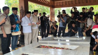 Pertama Hari Kampanye, RK-Suswono Berkunjung ke Makam Benyamin S, Fatmawati, dan Haji Lulung