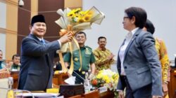 Prabowo Dianggap Meriah dan Berdiri Tepuk Tangan Saat Rapat Kerja Bersama Komisi I DPR