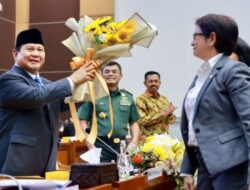 Prabowo Dianggap Meriah dan Berdiri Tepuk Tangan Saat Rapat Kerja Bersama Komisi I DPR