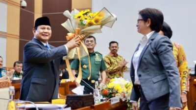 Prabowo Dianggap Meriah dan Berdiri Tepuk Tangan Saat Rapat Kerja Bersama Komisi I DPR