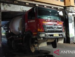 Truk molen terjepit di bawah jembatan kereta di Matraman