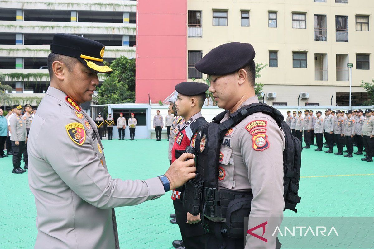 Polres Jakbar melengkapi tim patroli dengan ratusan pasang kamera badan.