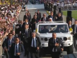 Paus Fransiskus Berkunjung dengan Kendaraan Maung Khas Prabowo Subianto untuk Menyapa Umat Gereja