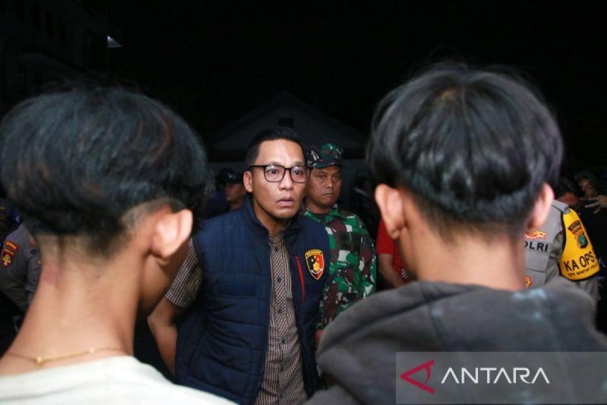 Polisi berhasil menangkap remaja yang sedang nongkrong bersenjata tajam di Jakarta Utara