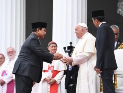 Prabowo Subianto Memperlihatkan Momen Bersalaman dengan Paus Fransiskus: Indonesia Diramaikan Keberagaman dan Harmoni