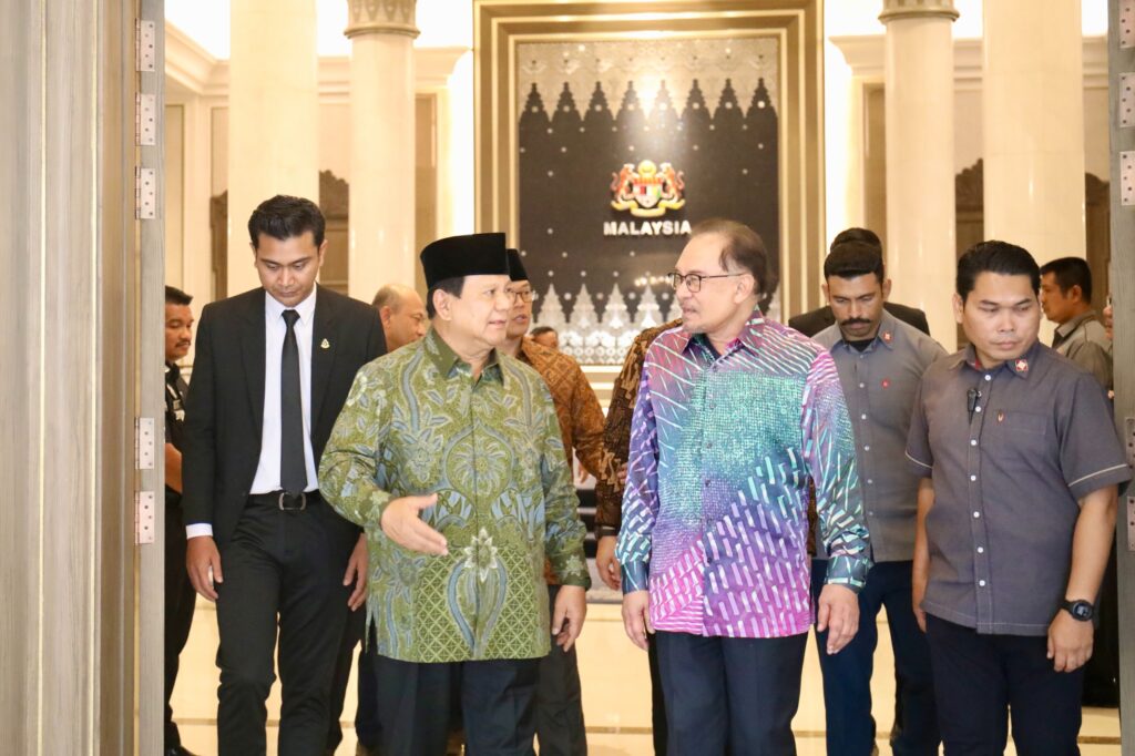 Two Old Friends Reunite as Prabowo Subianto Invites Anwar Ibrahim to His Inauguration