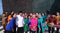 Happy Moment: Prabowo Subianto Poses for a Selfie with Iriana and Mothers at IKN