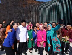 Happy Moment: Prabowo Subianto Poses for a Selfie with Iriana and Mothers at IKN