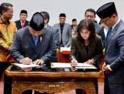 All Faction Members Gather and Pray in Final DPR Session of Prabowo Subianto