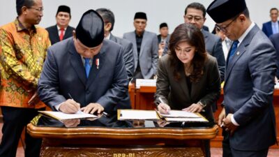 All Faction Members Gather and Pray in Final DPR Session of Prabowo Subianto