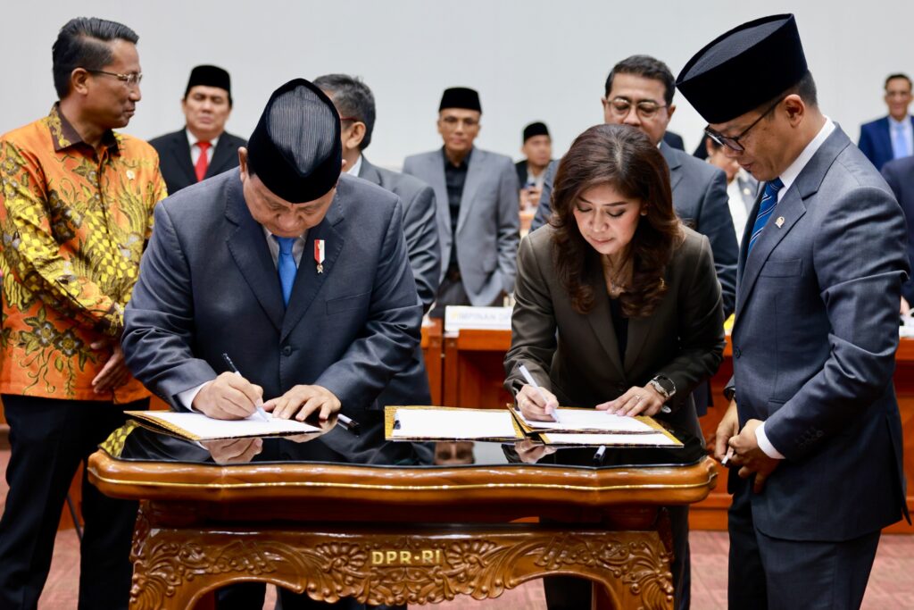 All Faction Members Gather and Pray in Final DPR Session of Prabowo Subianto