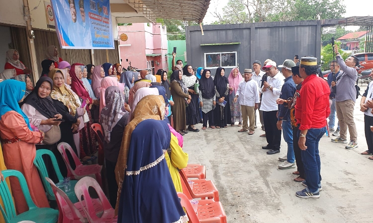 Kedatangan Aunur Rafiq Disambut Antusias oleh Ratusan Masyarakat Desa Gemuruh