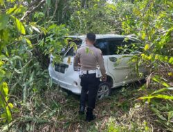 Mobil Avanza Terjun ke Hutan setelah Menabrak Pengendara Motor di Karimun