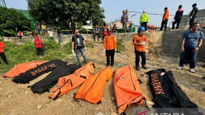 Polisi dan Badan Penanggulangan Bencana Daerah (BPBD) melakukan evakuasi penemuan tujuh mayat di Kali Bekasi