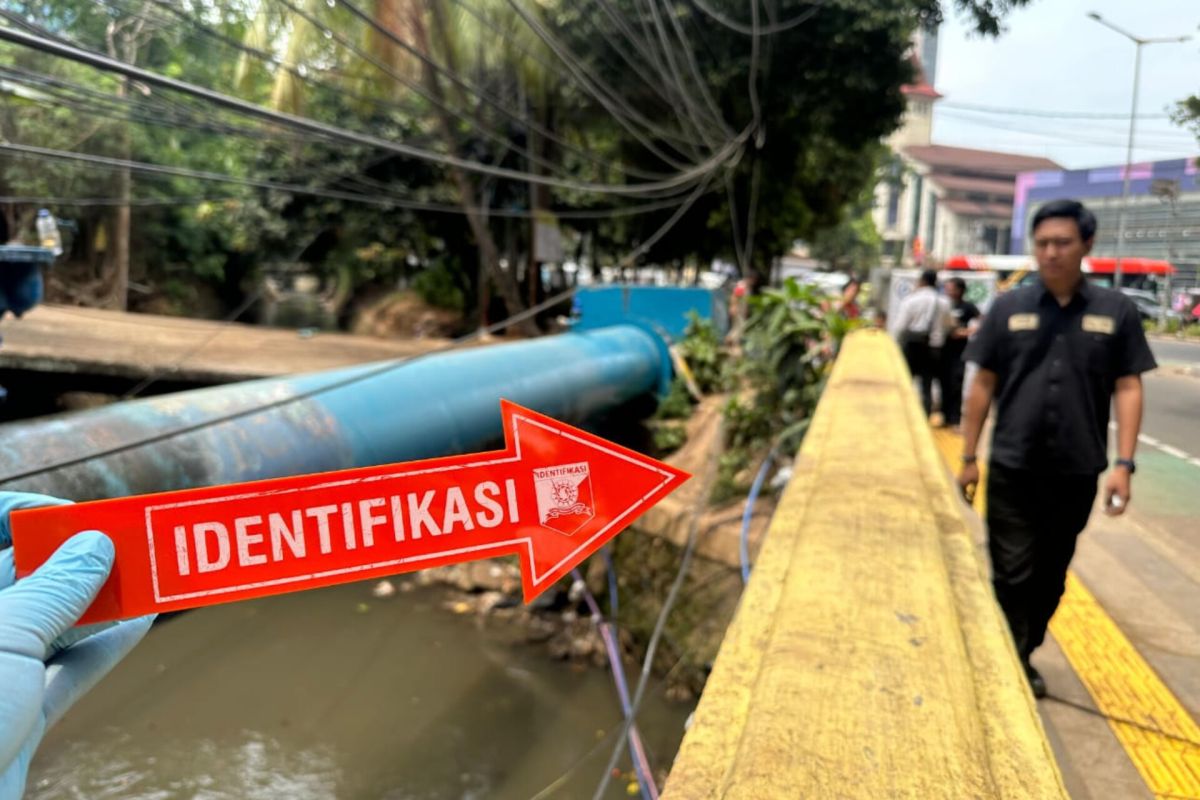 Polisi menyelidiki penemuan jenazah bayi perempuan di Gatot Subroto