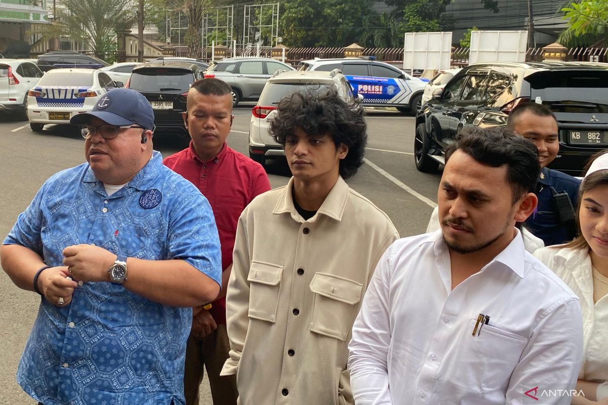 Vadel membawa dokumen perjalanan luar negeri terkait anak Nikita Mirzani